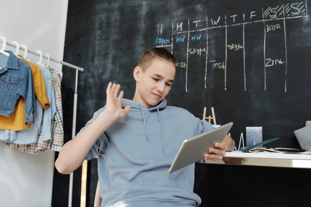teens and mobile phones hampers creativity