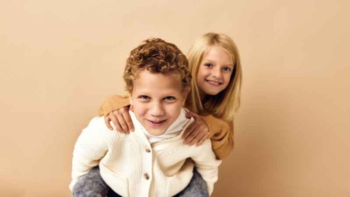 siblings-bonding Siblings bond
