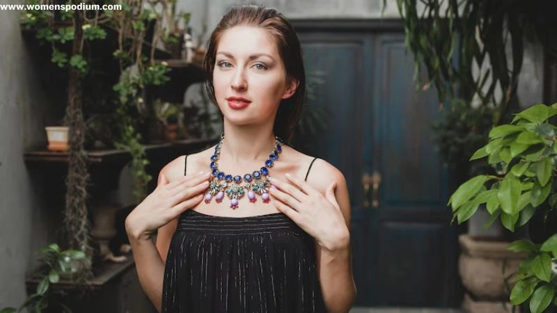 Fashion mistakes heavy jewelry