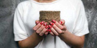 Easy Festive Ideas For Christmas Nails – Try These At Home Christmas nails