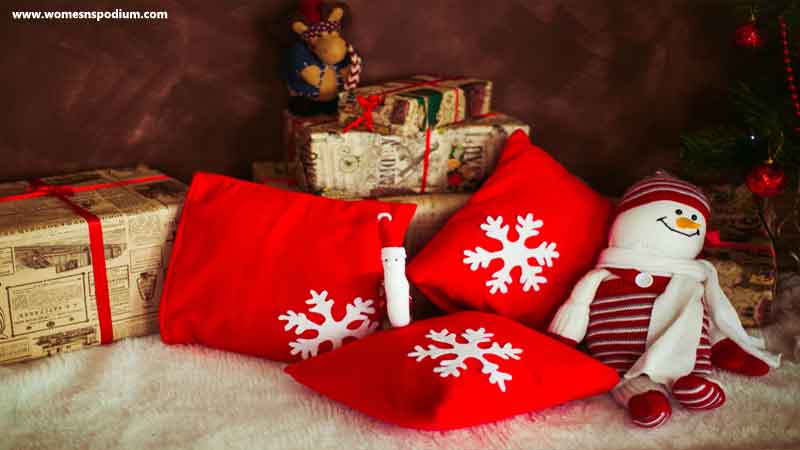 Snowflakes on a red pillow