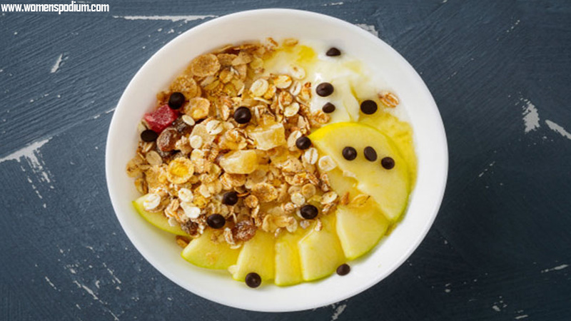 Oatmeal with Apple Sauce and Berries - breakfast ideas for teens