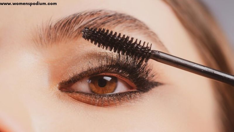 apply mascara - professional makeup look