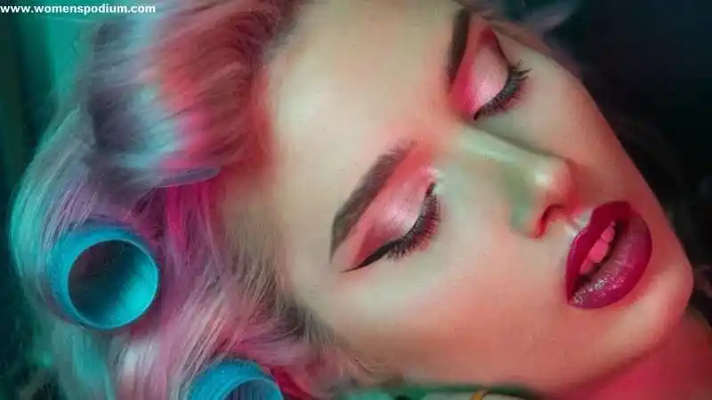 1980 winged eyeliner